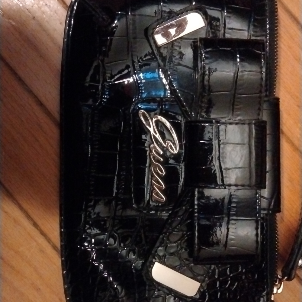 Guess wristlet - Picture 3 of 11